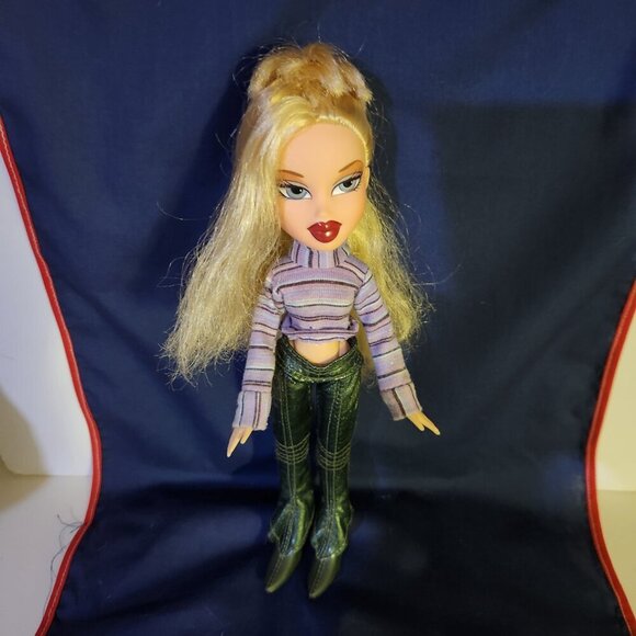 Bratz Doll 2001 Cloe Doll Blonde Hair Blue Eyes Dark Pink Lips Clothes - Picture 2 of 8